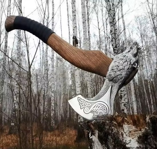 Illustratie bij Handbijl in Noorse stijl met houten steel